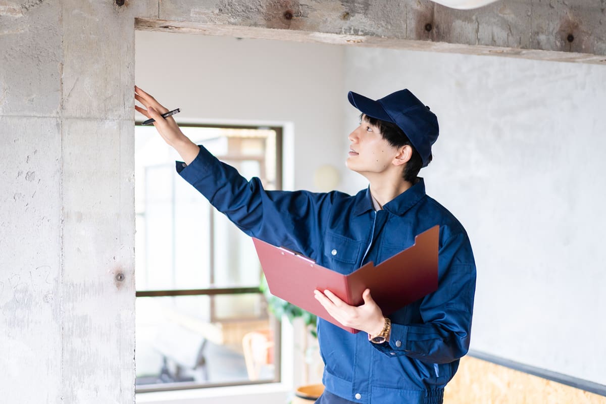 現地調査で建物の状態を点検するイメージ