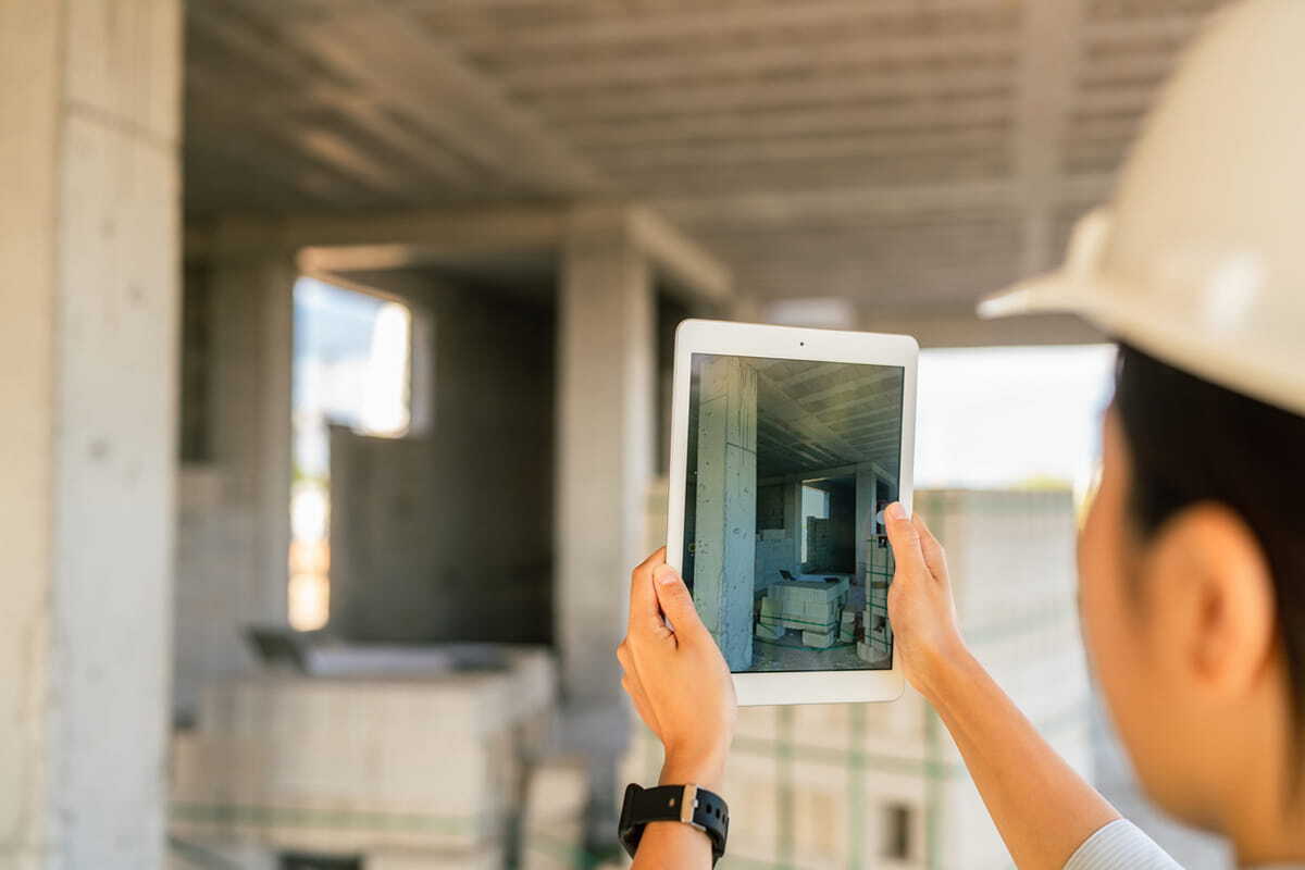 現場でデジタルタブレットを使用してリモート確認ツールを活用するイメージ