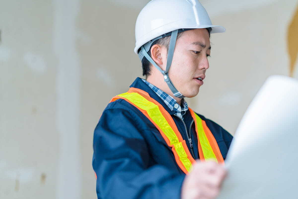 建物をチェックしているイメージ