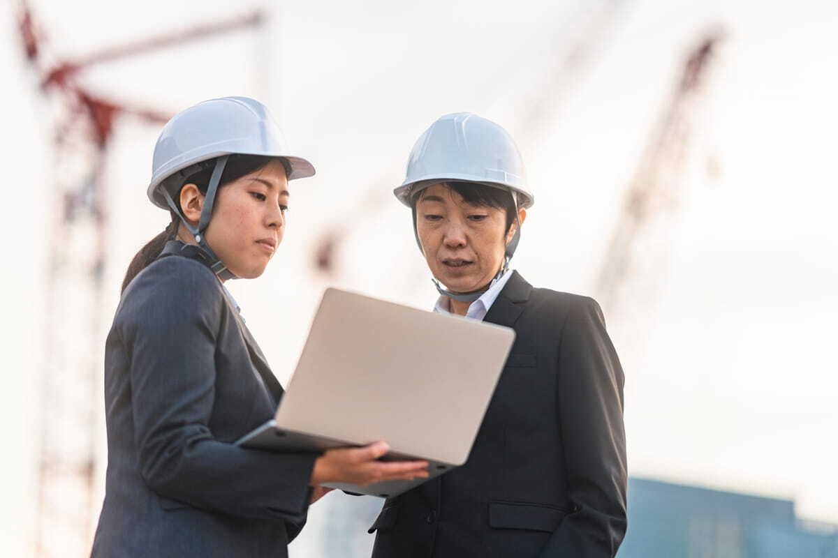 現場で竣工検査を相談しながら行っている様子